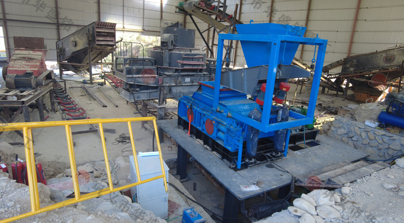 投資一臺(tái)瓜米石制砂的液壓對(duì)輥破碎機(jī)多少錢？